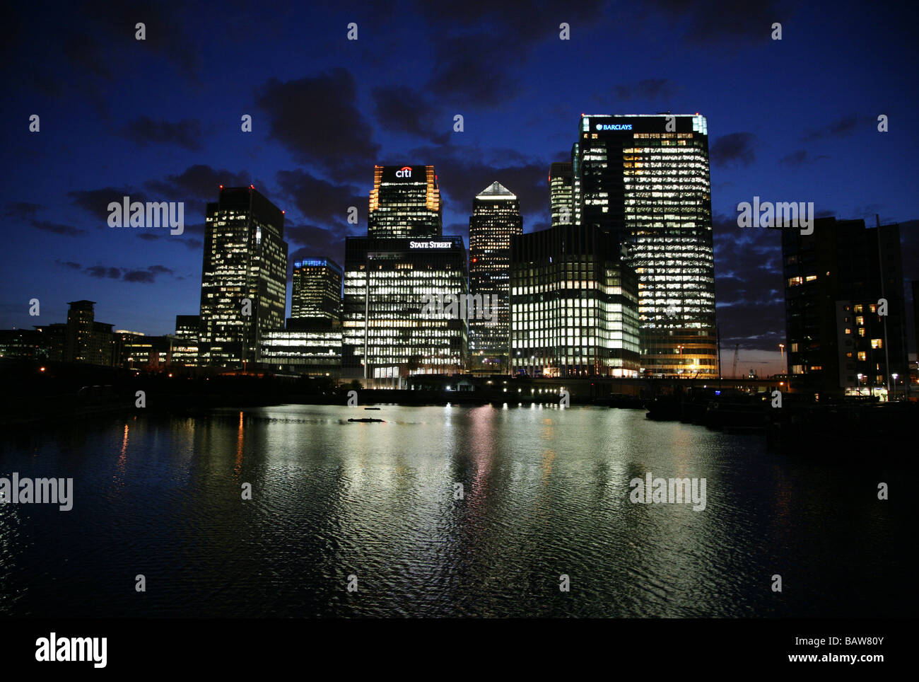 Canary Wharf uffici riflessi nell'acqua dei Docklands di Londra Foto Stock