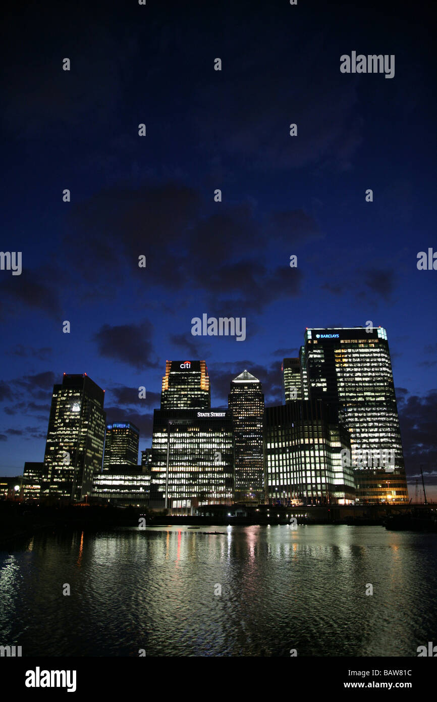 Canary Wharf uffici riflessi nell'acqua dei Docklands di Londra Foto Stock