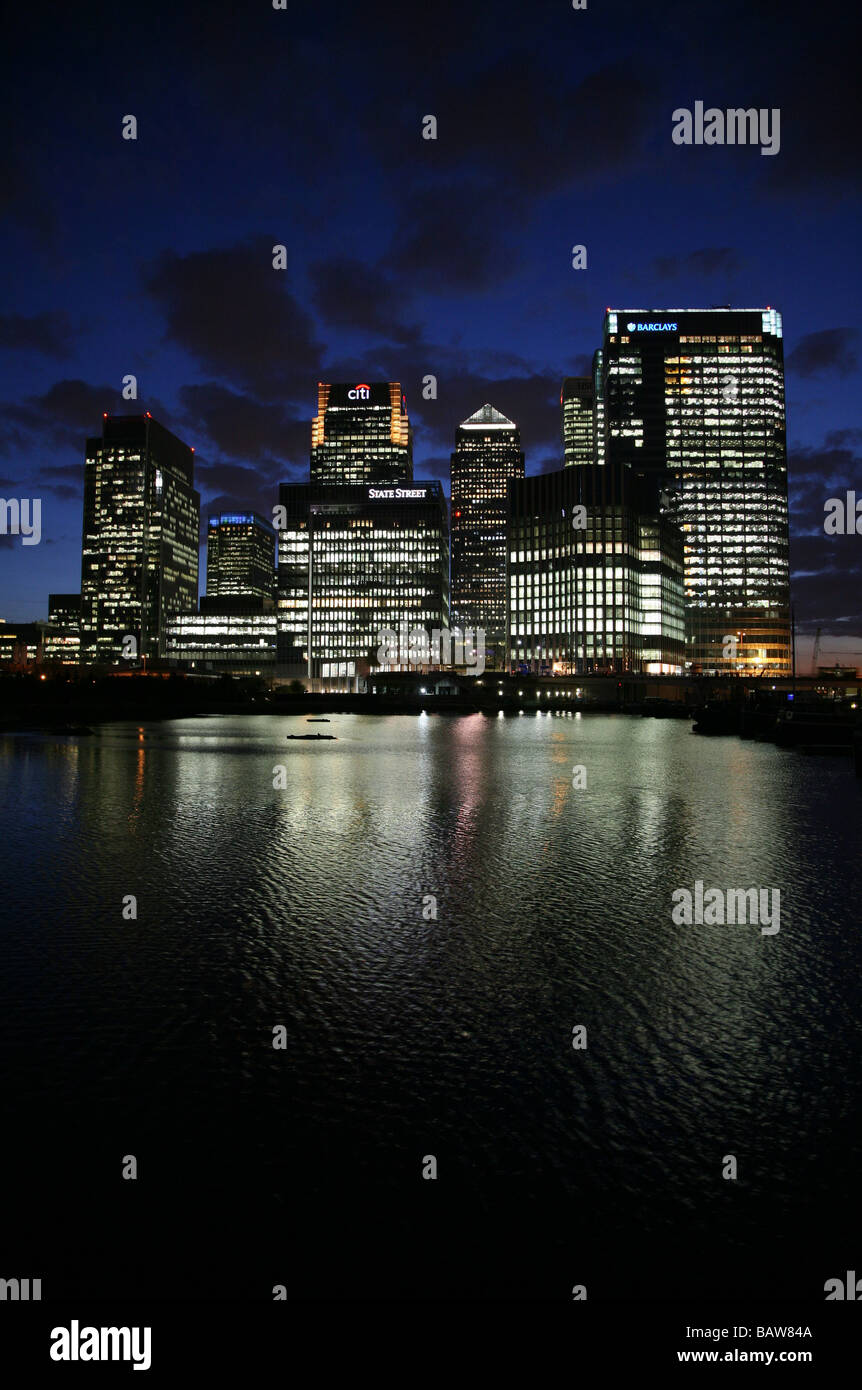 Canary Wharf uffici riflessi nell'acqua dei Docklands di Londra Foto Stock