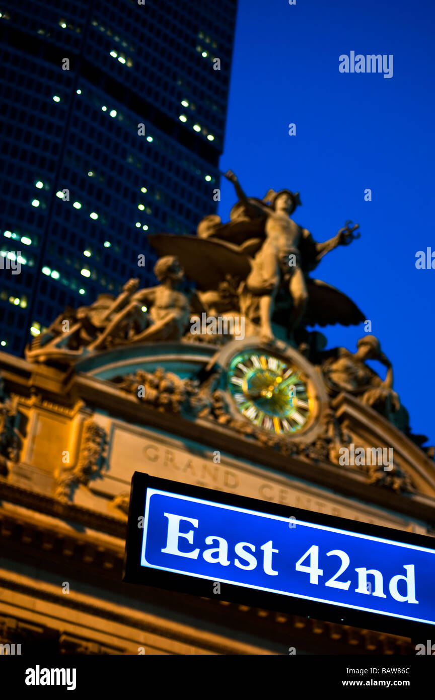 Statua di Mecury presso la Grand Central Station di New York City con la quarantaduesima strada segno Foto Stock