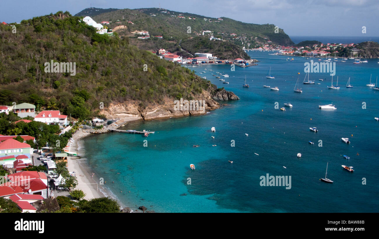 Il villaggio di Corossol e il porto della baia Gustavia in lontananza aerea di St Barts Foto Stock