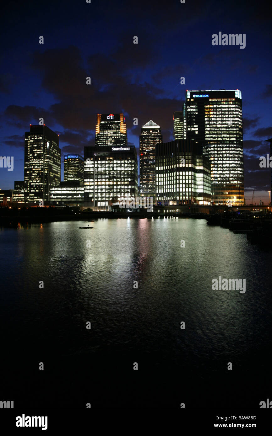 Canary Wharf uffici riflessi nell'acqua dei Docklands di Londra Foto Stock
