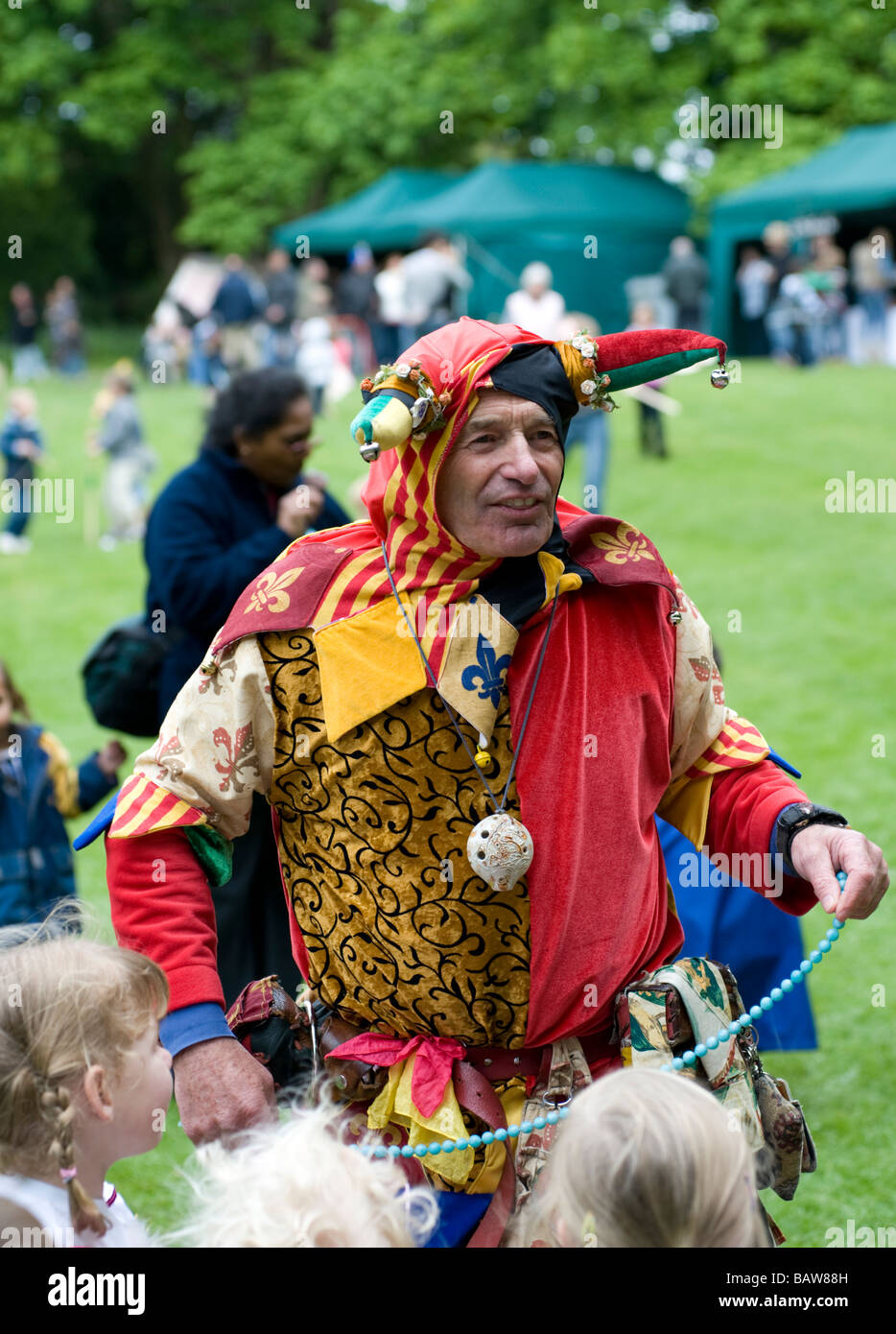 Buffone di Corte intrattiene i bambini al Castello di Hedingham, Essex, Regno Unito Foto Stock