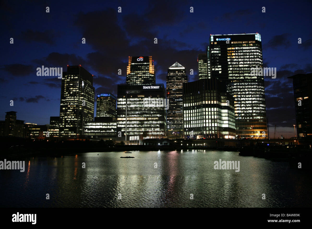 Canary Wharf uffici riflessi nell'acqua dei Docklands di Londra Foto Stock
