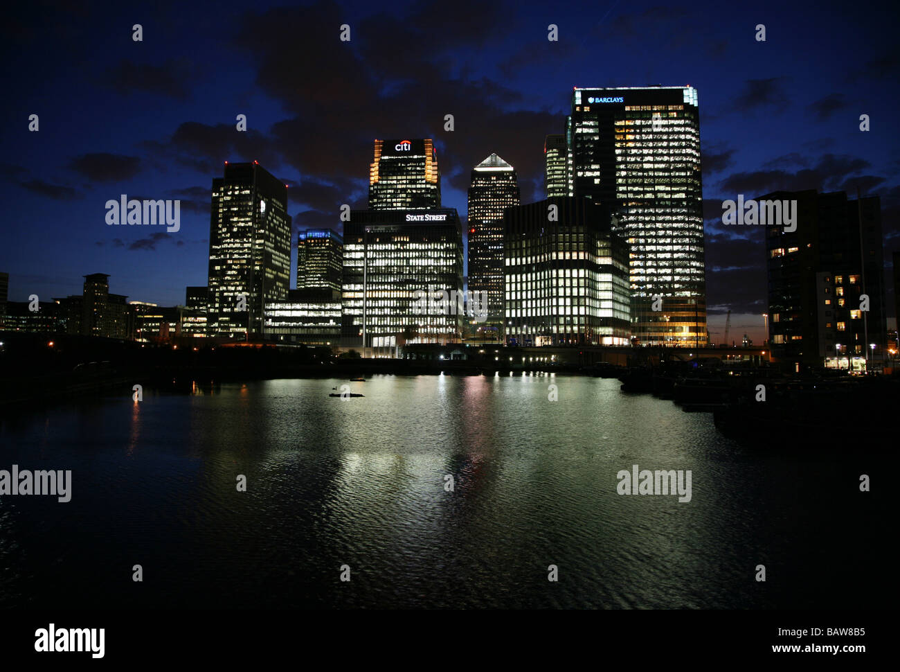 Canary Wharf uffici riflessi nell'acqua dei Docklands di Londra Foto Stock