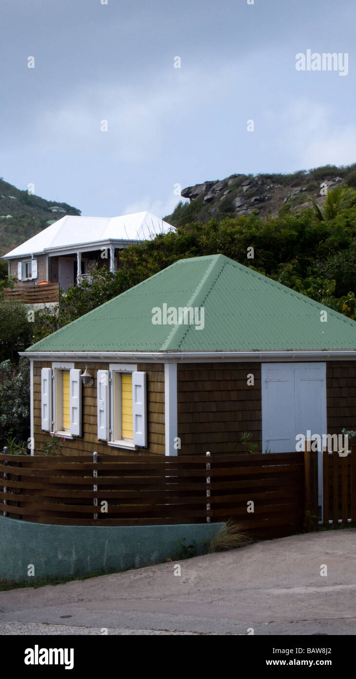 Tradizionale di scandole di legno casa con tetto dello stagno e persiane St Barts Foto Stock