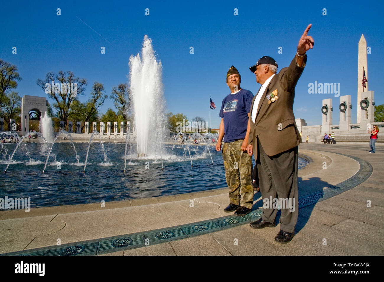 US Navy veterano ricorda i dettagli del Memoriale della Seconda Guerra Mondiale al suo veterano di guerra di Vietnam figlio di Washington DC Foto Stock