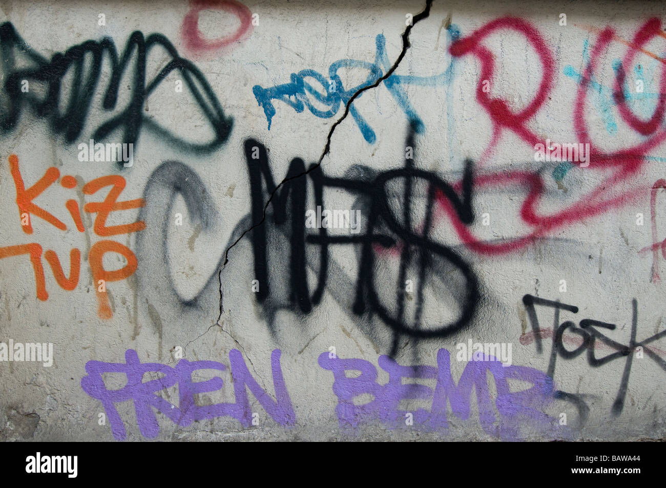 Graffiti su un muro rotto Foto Stock