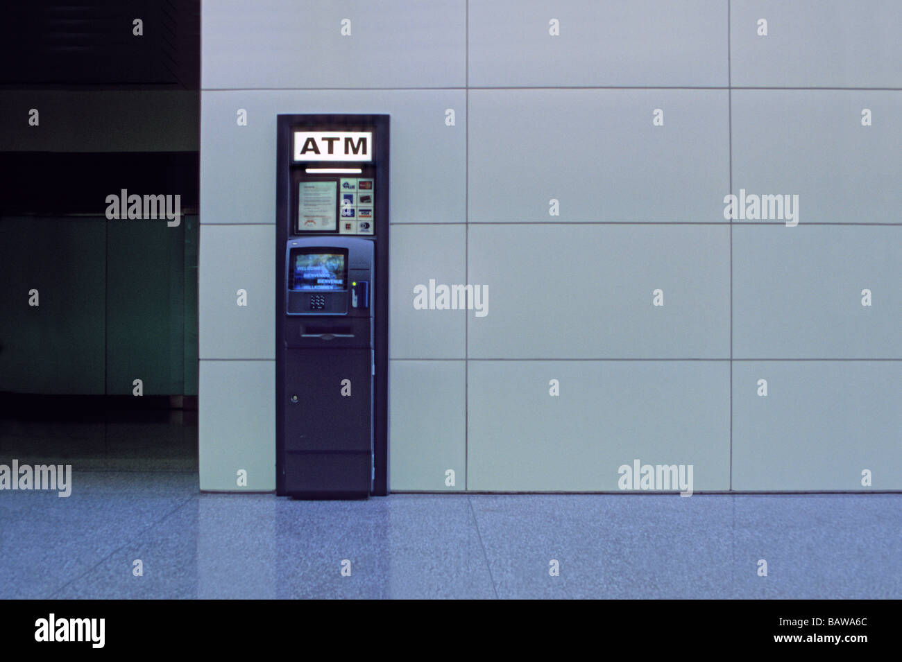 " Automated Teller Machine ATM cash dispenser in un aeroporto California USA" Foto Stock