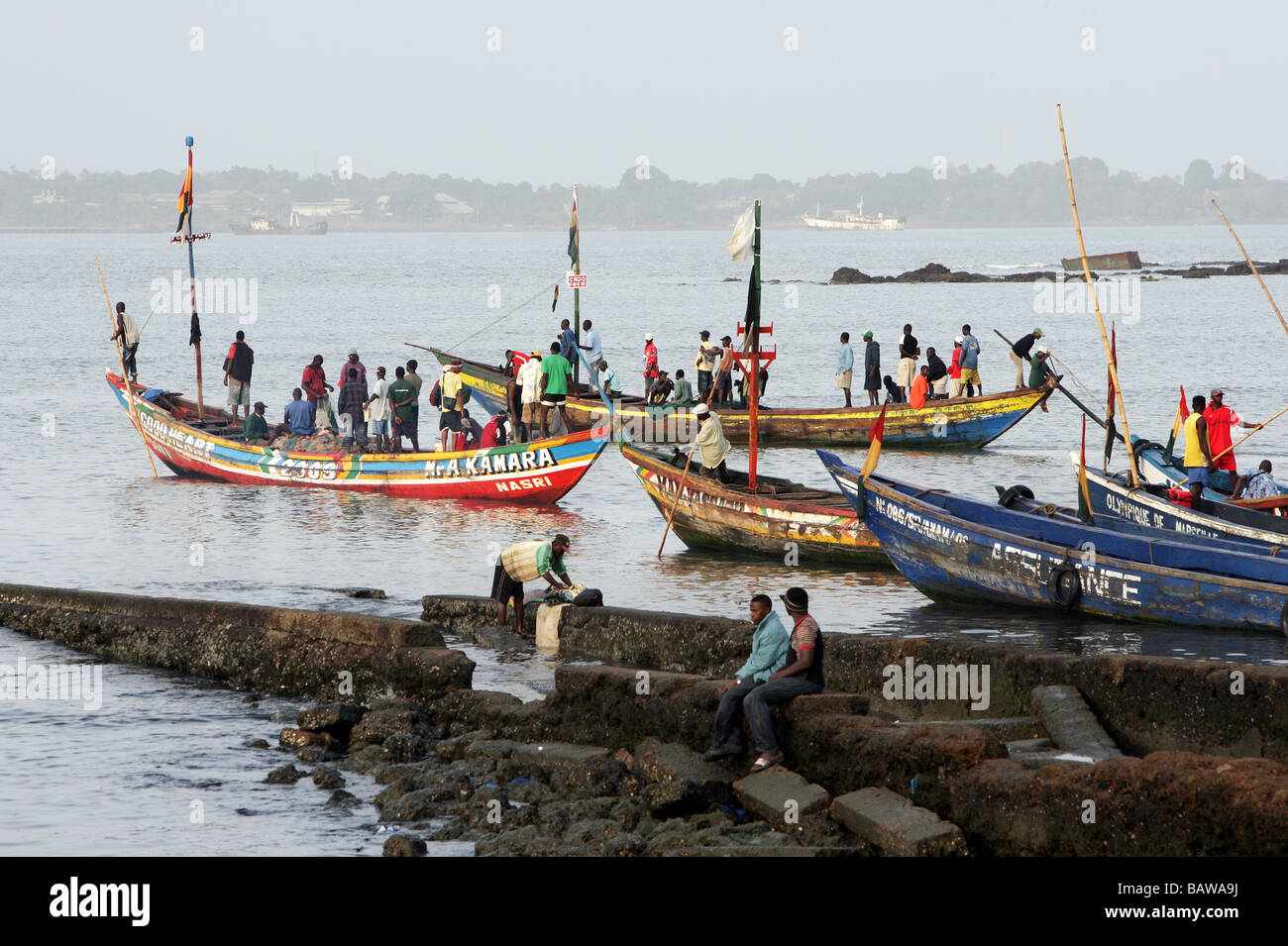 Barche da pesca nel porto di pesca di Conakry, in Guinea, Africa occidentale Foto Stock