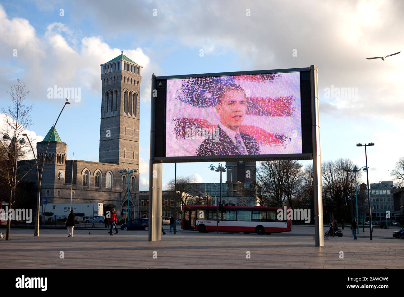 Un grande schermo TV Plymouth city centre Barack Obama, Devon, Inghilterra, Regno Unito Foto Stock