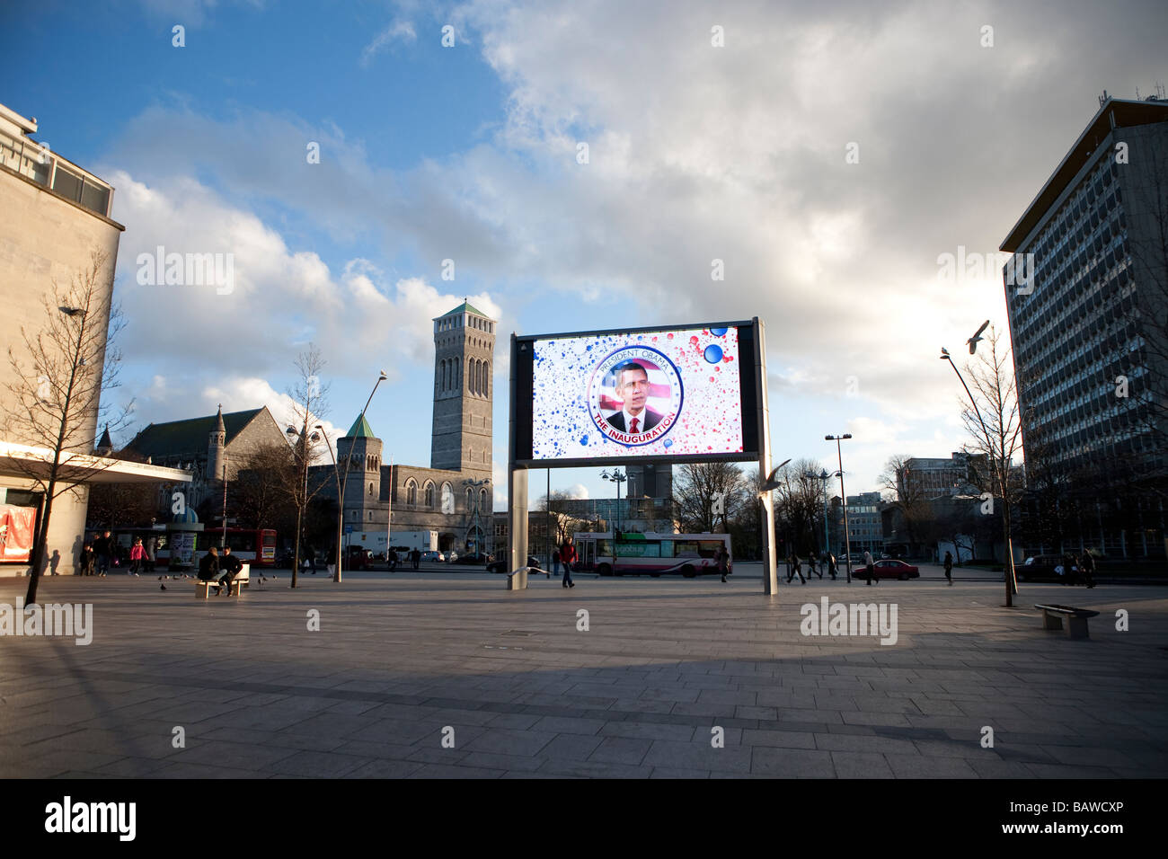 Un grande schermo TV Plymouth city centre Barack Obama, Devon, Inghilterra, Regno Unito Foto Stock