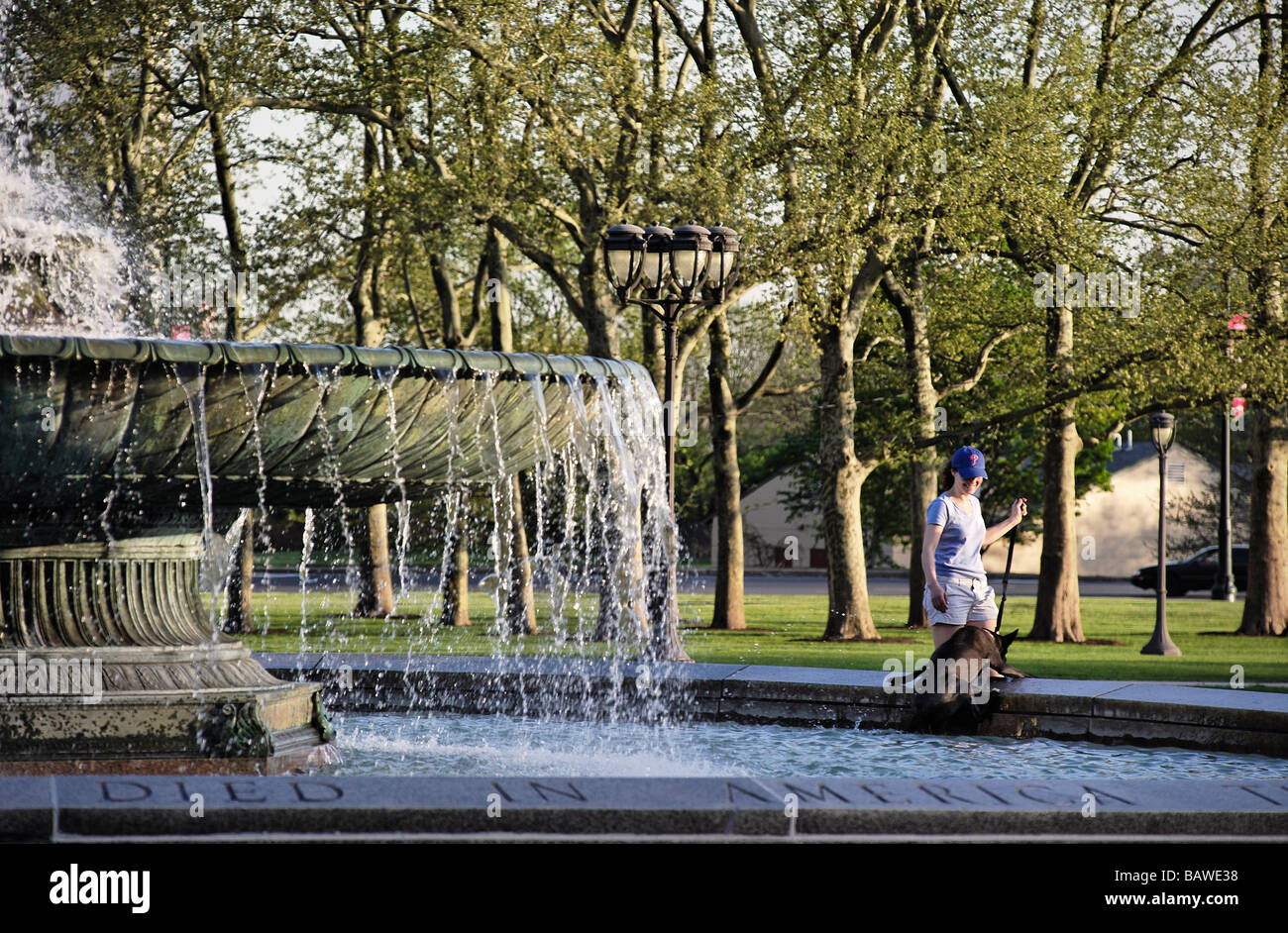Cane e proprietario godere della fresca acqua fontana a fairmont park di Filadelfia in Pennsylvania pa Foto Stock