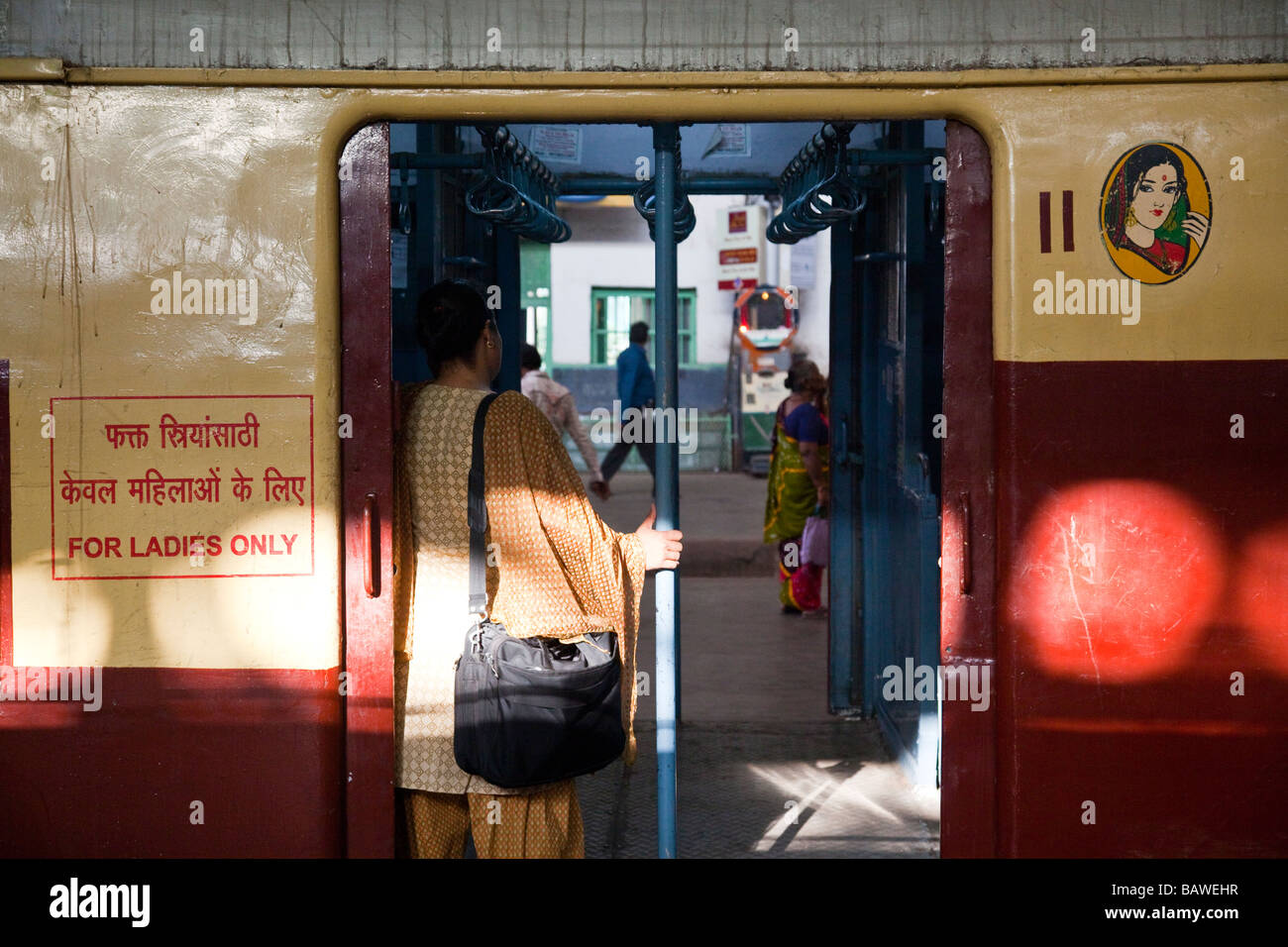 Signore solo auto su un treno in Victoria Terminus in Mumbai India Foto Stock