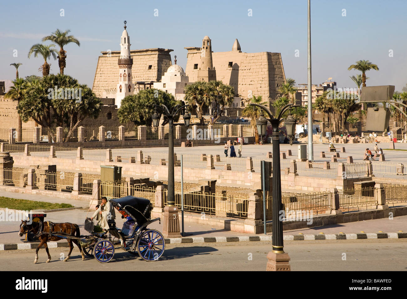 Strada locale scena El-Haggag Midan sulla Sharia el-Karnak, guardando verso il tempio di Luxor, città di Luxor in Egitto, Nord Africa Foto Stock