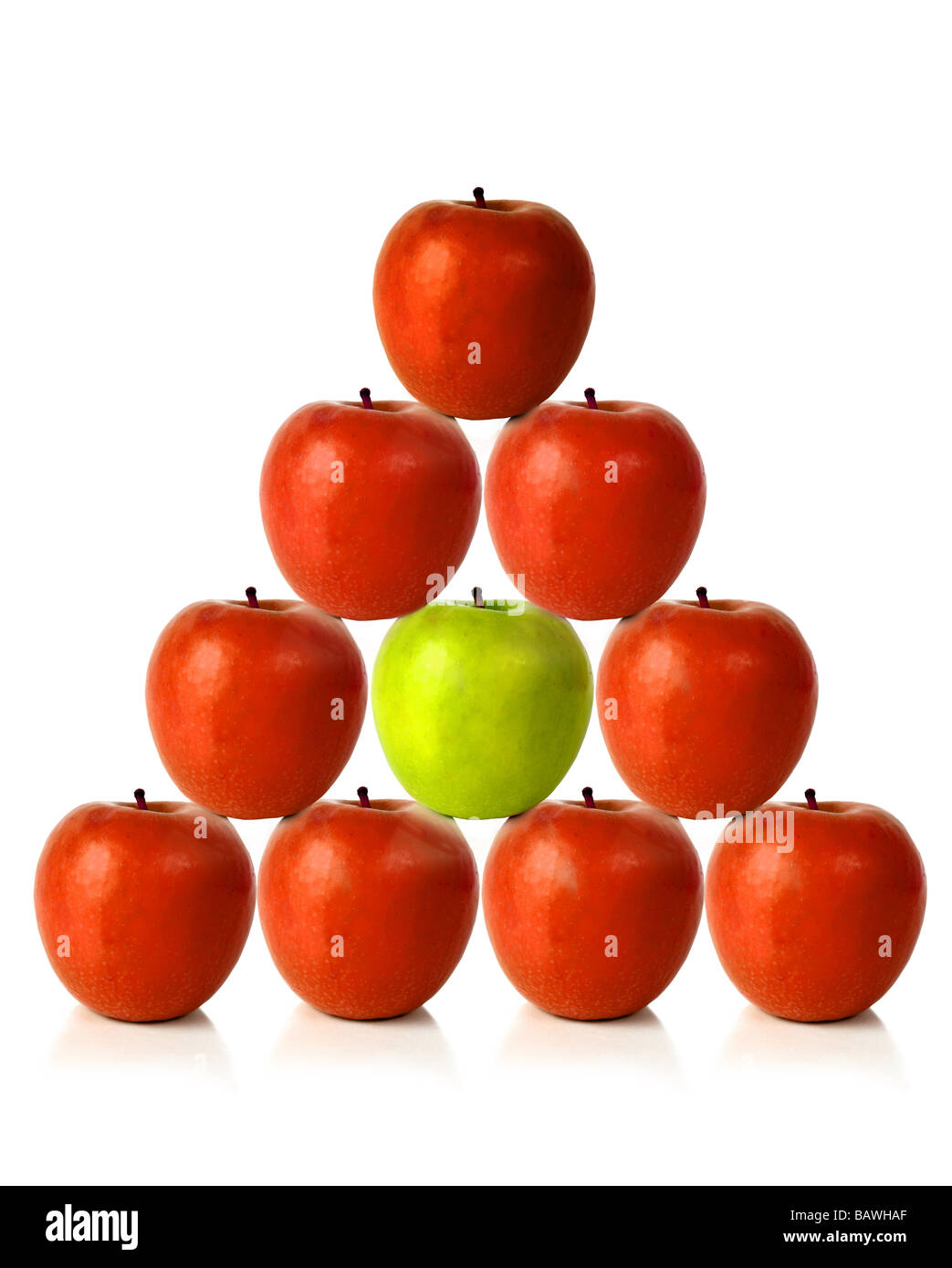 Mele rosse su una forma a piramide - essere differenti Foto Stock