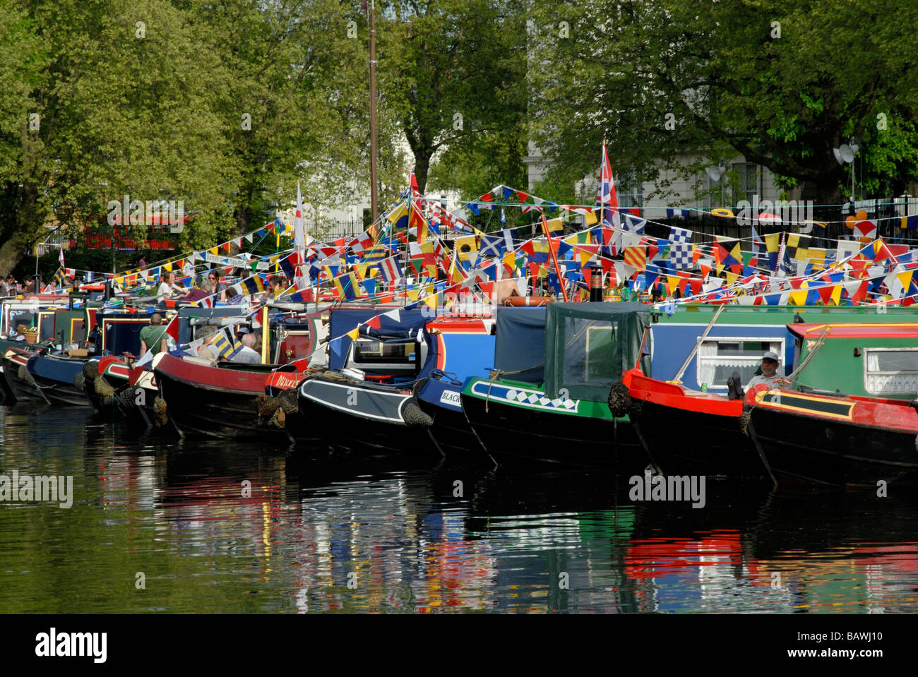 Linea di narrowboats sotto bandiere colorate a piccola Venezia durante la Cavalcata Canalway festival 2009, Londra, Inghilterra Foto Stock