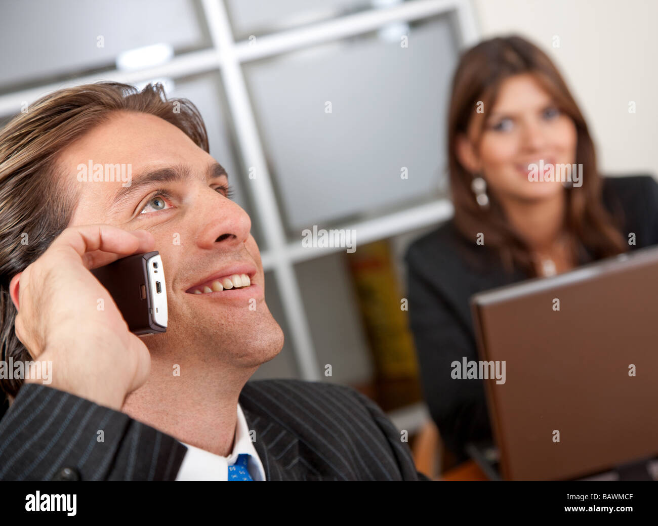 Uomo d affari al telefono Foto Stock