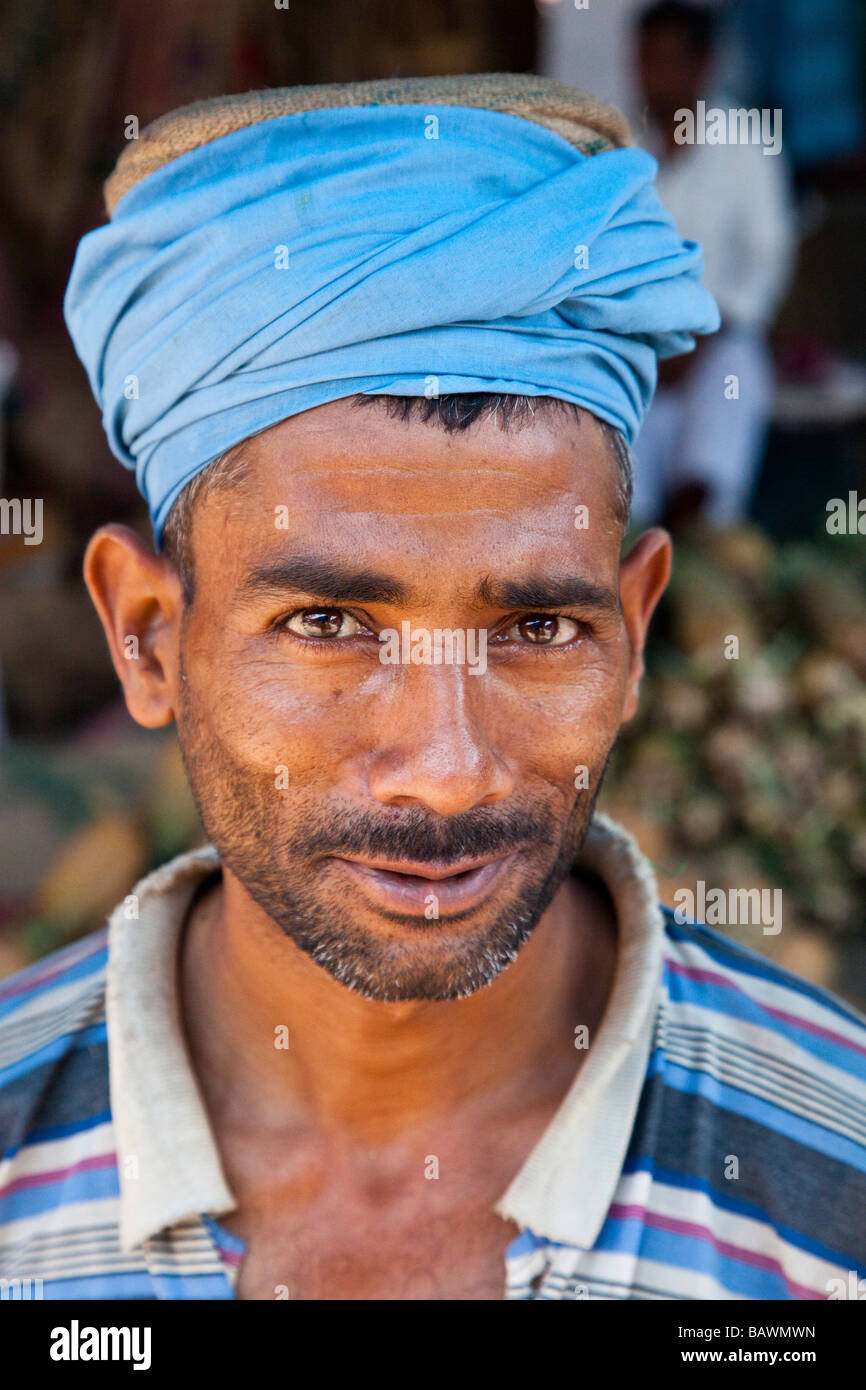 Porter in Crawford mercato di frutta e verdura in Mumbai India Foto Stock