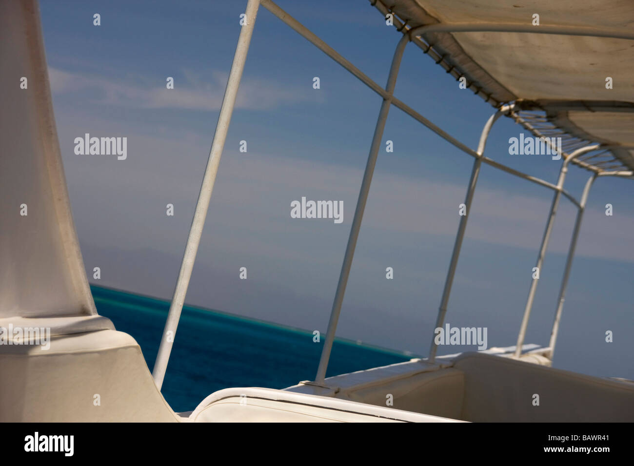 Guardando attraverso la barca surround Sul sun deck Foto Stock
