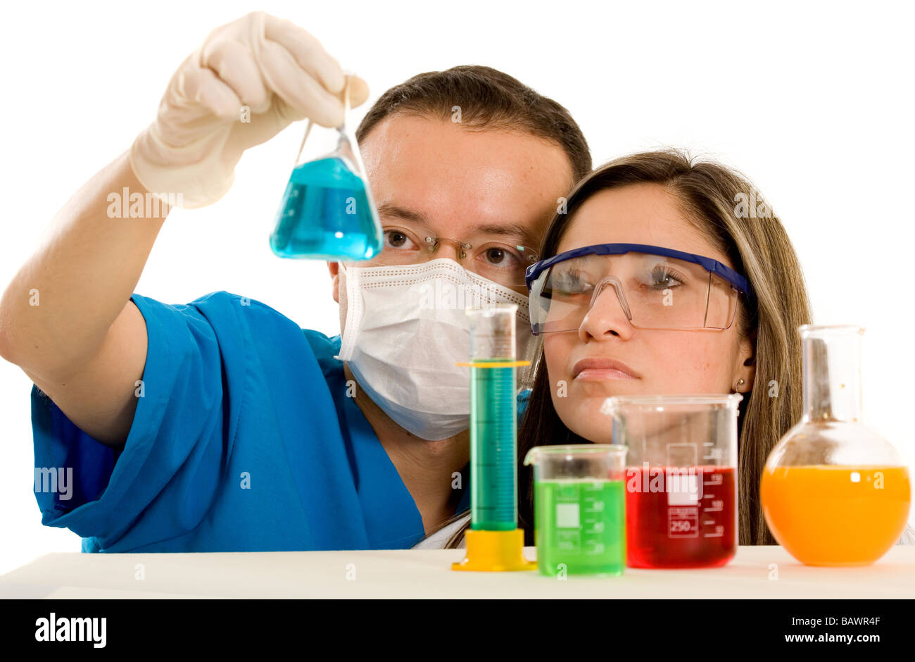 Coppia di giovani studenti di chimica Foto Stock