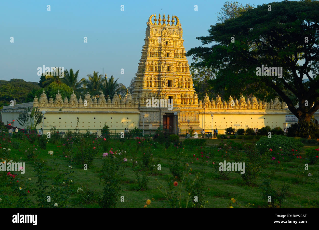 Palazzo Ambavilas (Amba Vilas) in Mysore al tramonto, Karnataka, India. N versioni disponibili. Foto Stock