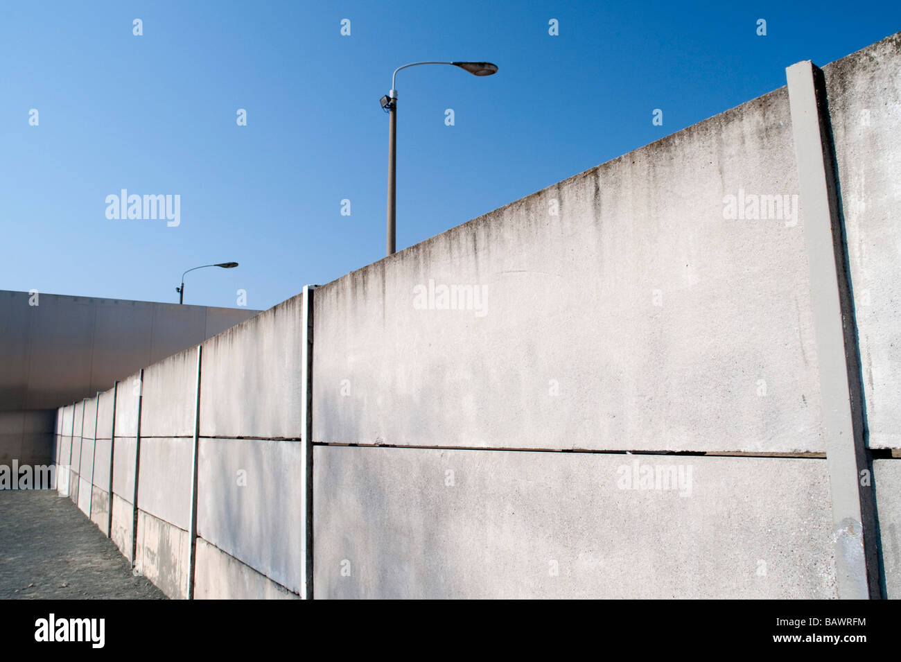 Ricostruita la sezione del muro di Berlino e la morte striscia in Bernauer Street memorial a Berlino Foto Stock