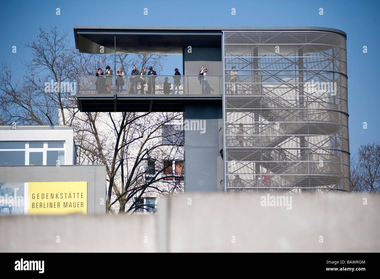 Ricostruita la sezione del muro di Berlino e il visitatore piattaforma di visualizzazione a Bernauer Street memorial a Berlino Foto Stock