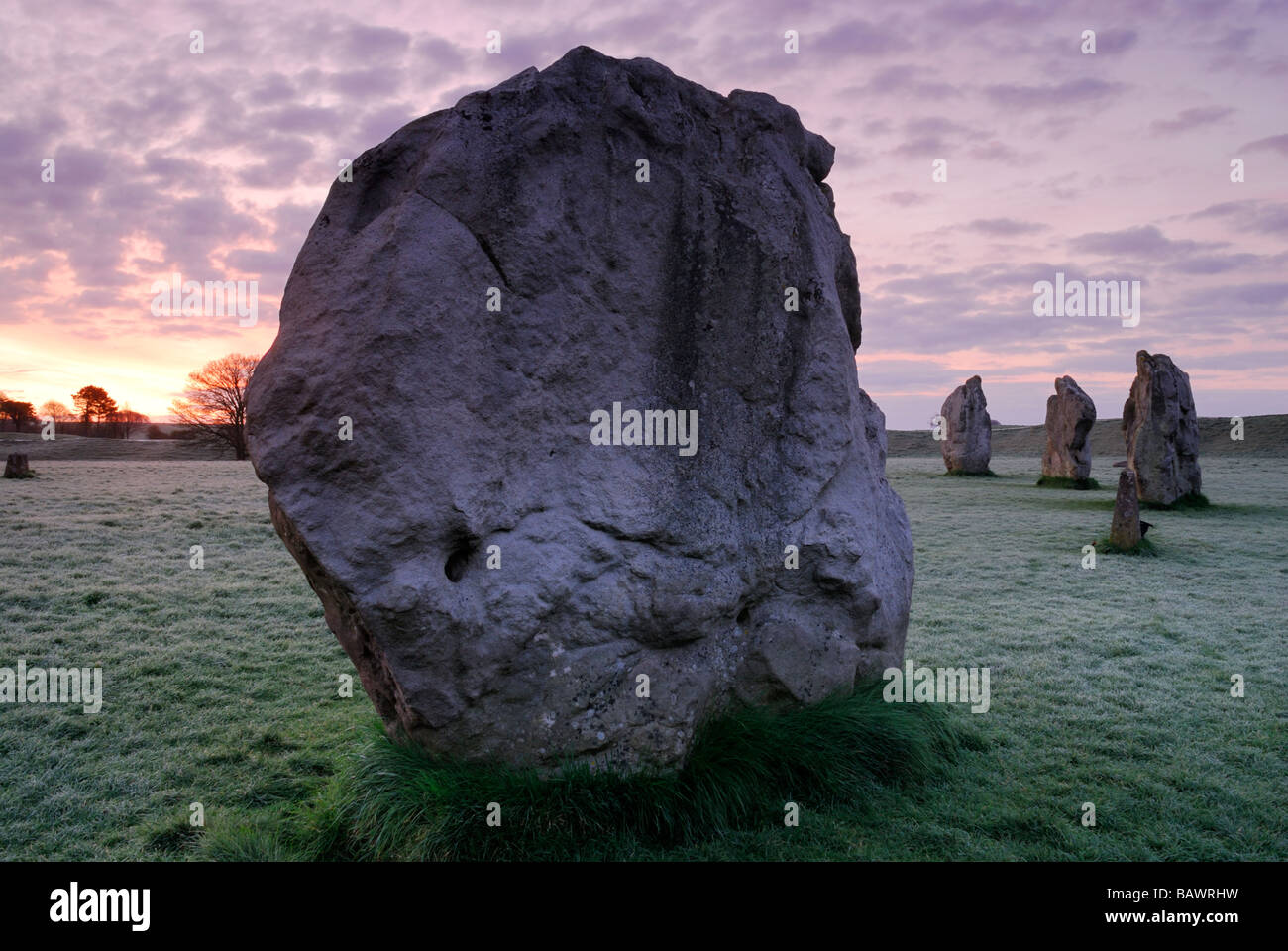 Avebury cerchi di pietre all'alba nella primavera del Wiltshire Regno Unito Foto Stock