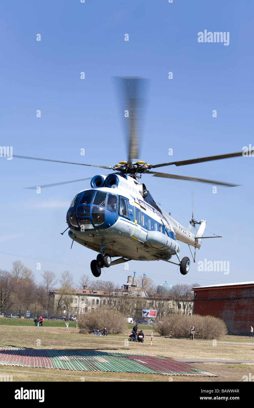 Elicottero Mi-8 effettua il volo nei pressi di San Pietro e Paolo Rocca su San Pietroburgo Russia per i turisti Foto Stock