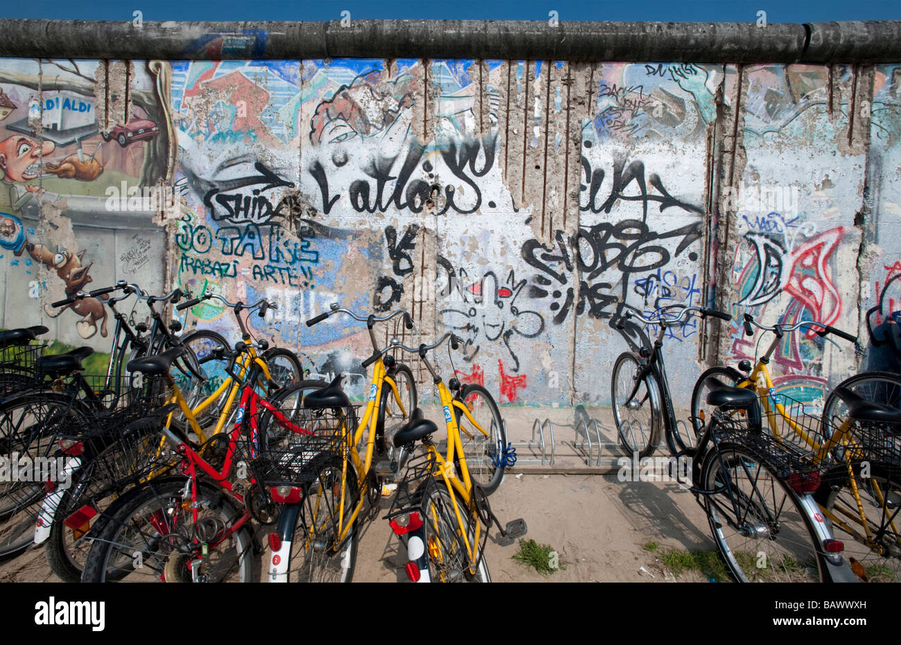 Coperto di graffiti di sezione originale muro di Berlino a East Side Gallery di Berlino Foto Stock