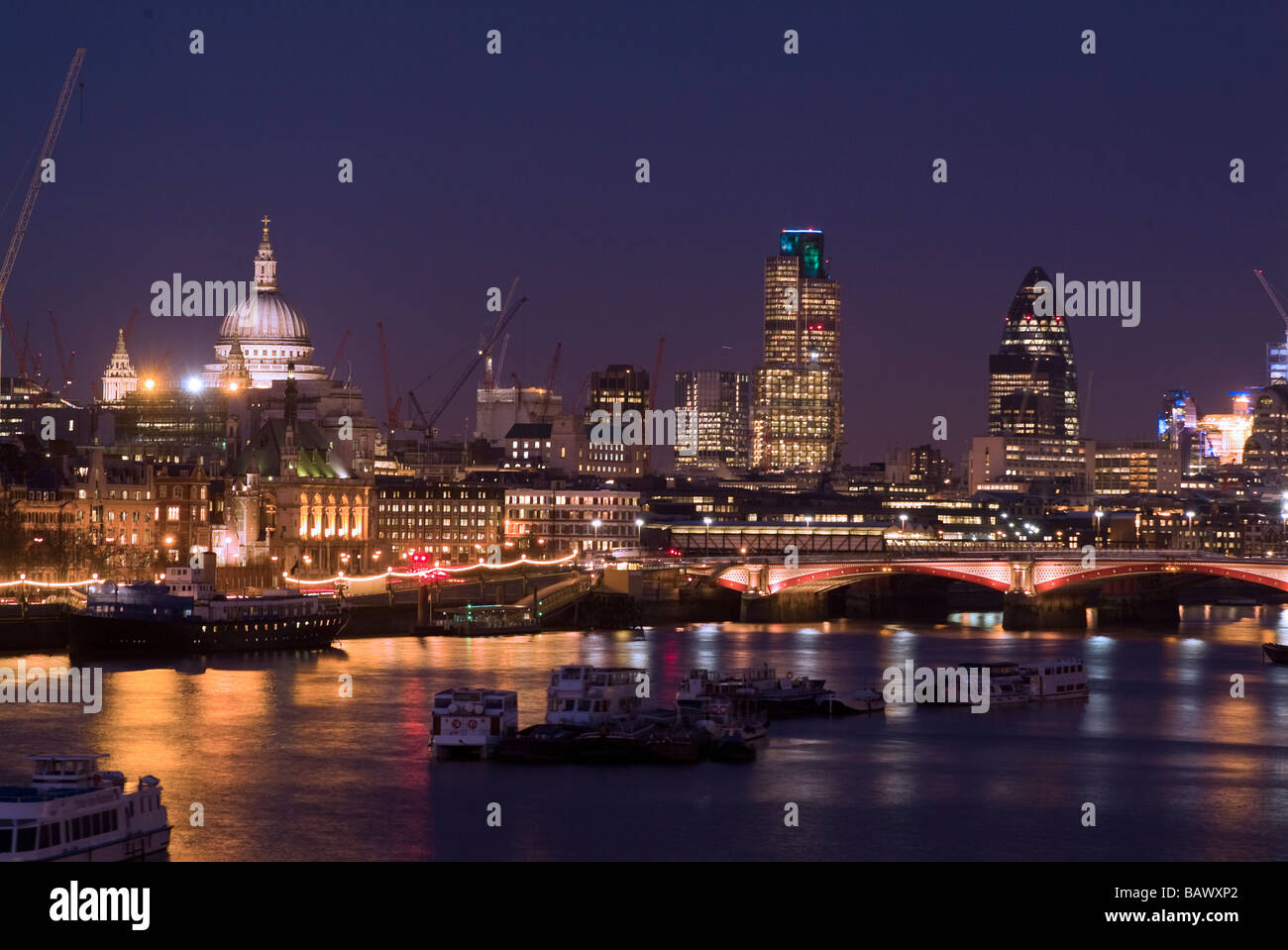 Londra e la Cattedrale di San Paolo al crepuscolo Foto Stock