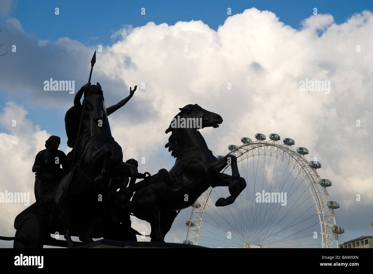 Il London Eye e Boadicea scultura Foto Stock