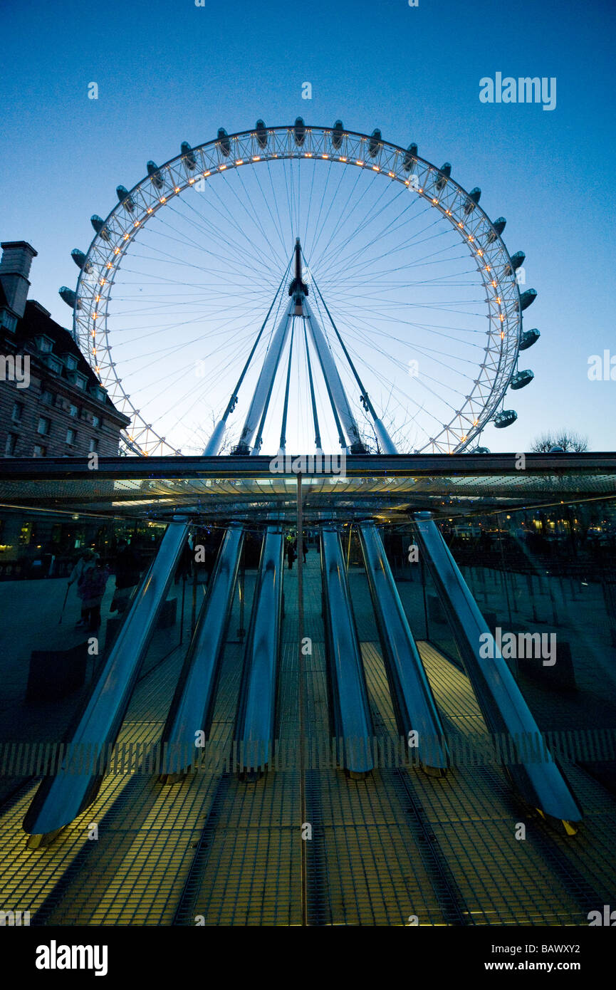 London Eye sulla Southbank accanto al fiume Tamigi Londra Inghilterra REGNO UNITO Foto Stock