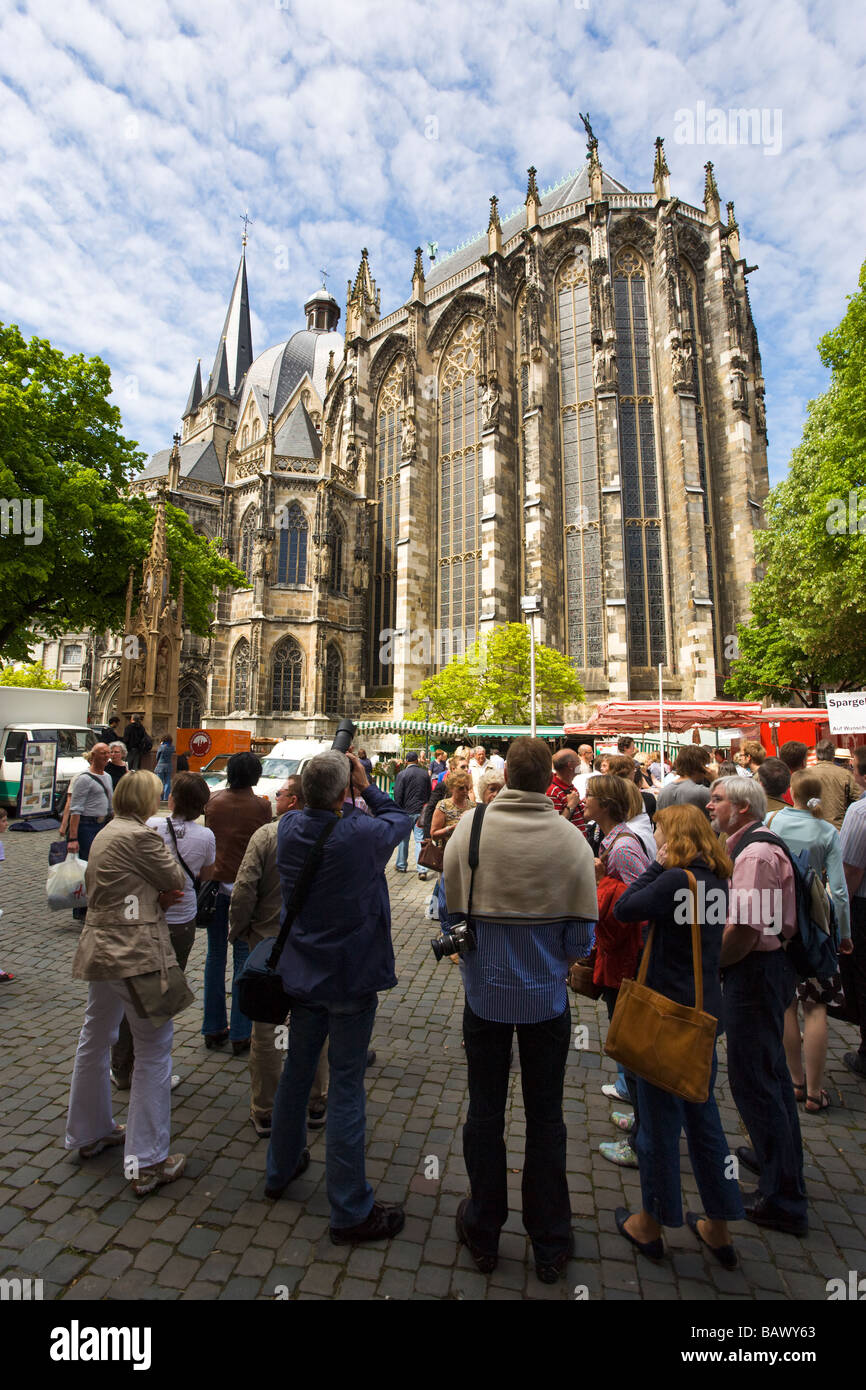 I turisti di fronte Aachen Cattedrale imperiale Foto Stock