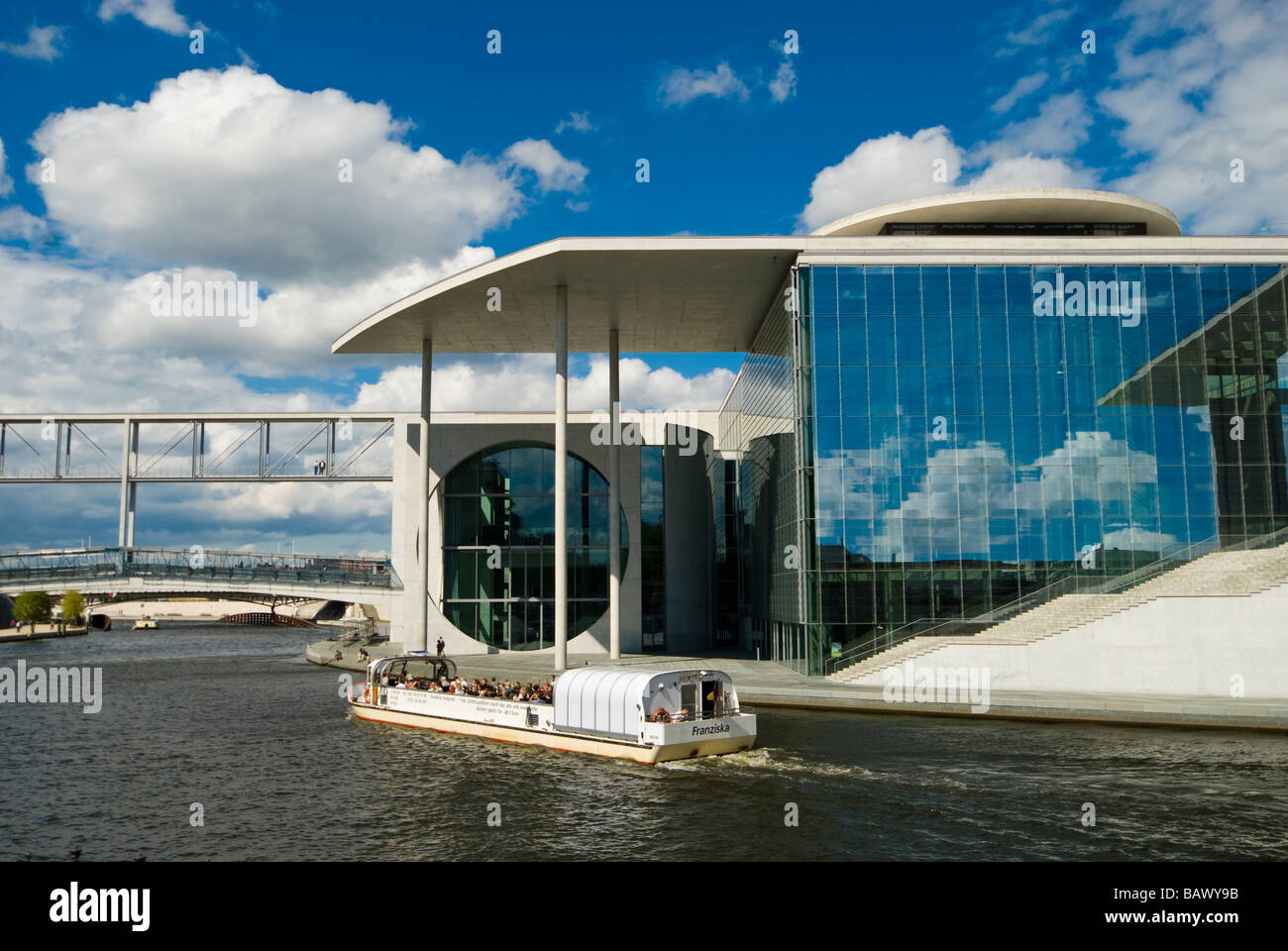 Crociera turistica barca sul fiume Spree passando il Marie-Elizabeth-Luders Haus e Paul-Lobe-Haus parte del Bundestag tedesco b Foto Stock