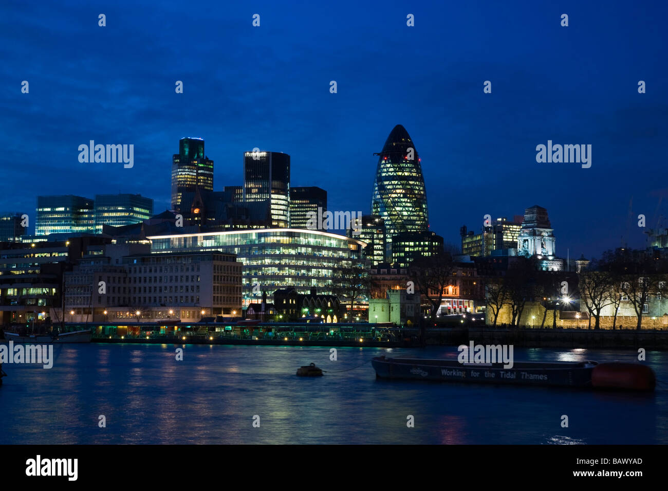 Il Tamigi e lo skyline di Londra Foto Stock
