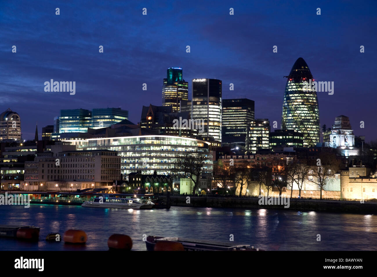 Canary Wharf a Londra al crepuscolo Foto Stock