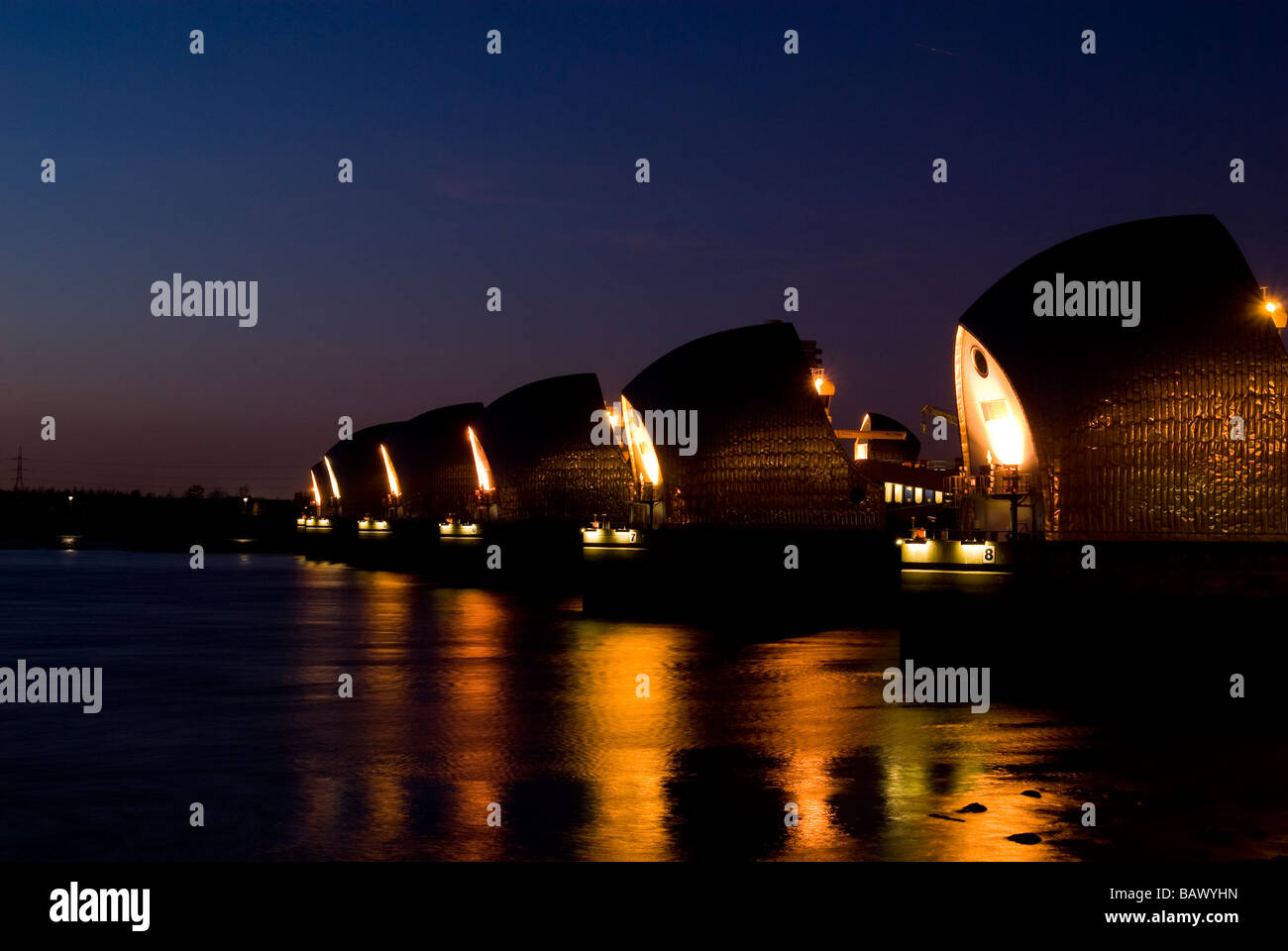 Thames Barrier in Londra di Notte Foto Stock