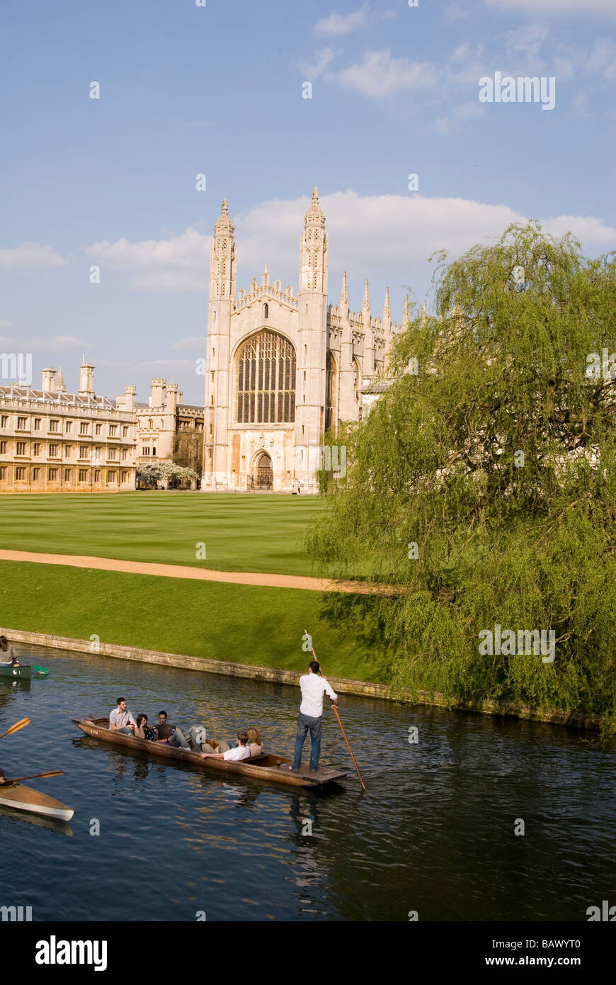 Punting turistico accanto a Cambridge University Foto Stock