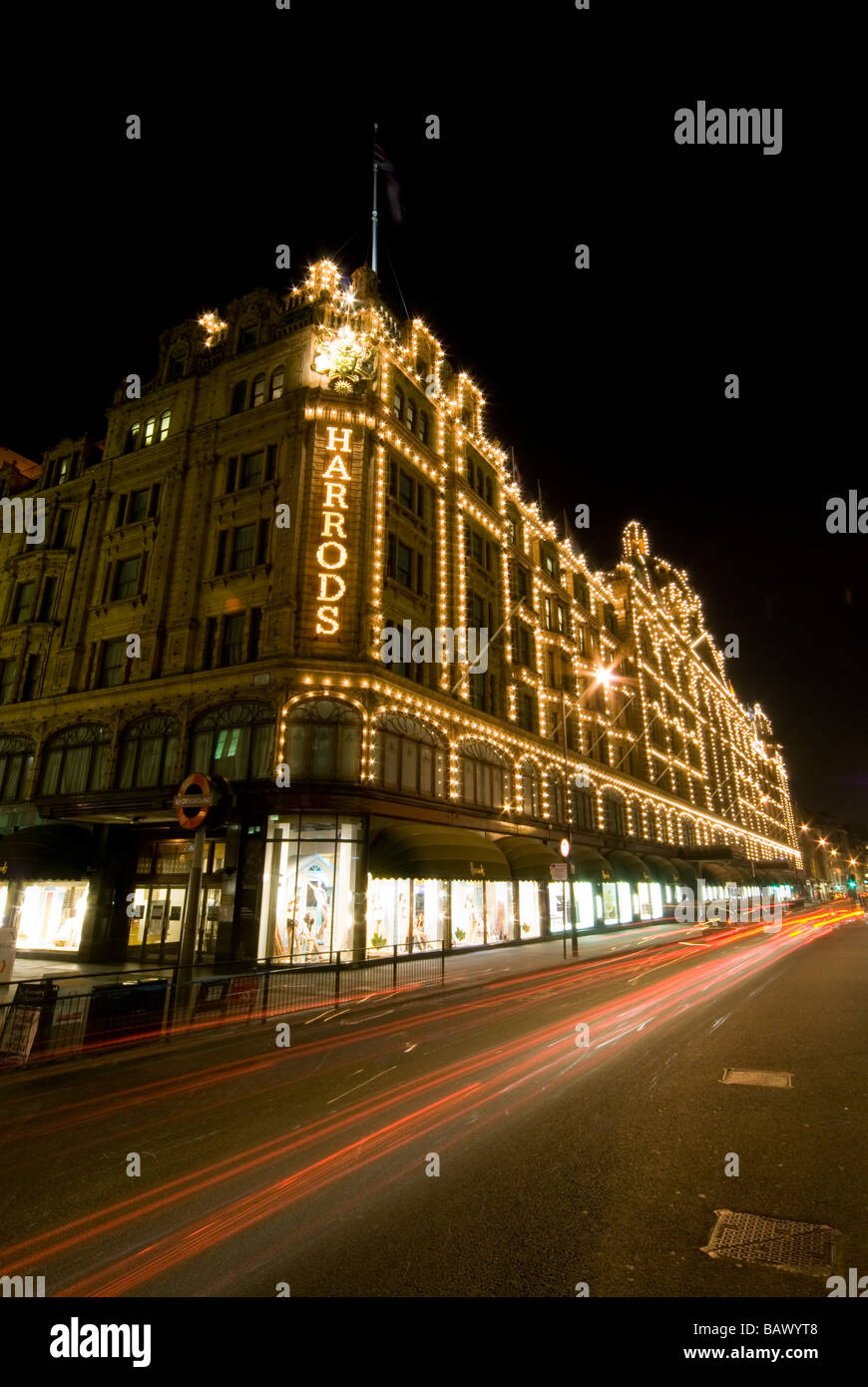 I grandi magazzini Harrods a Londra di Notte Foto Stock