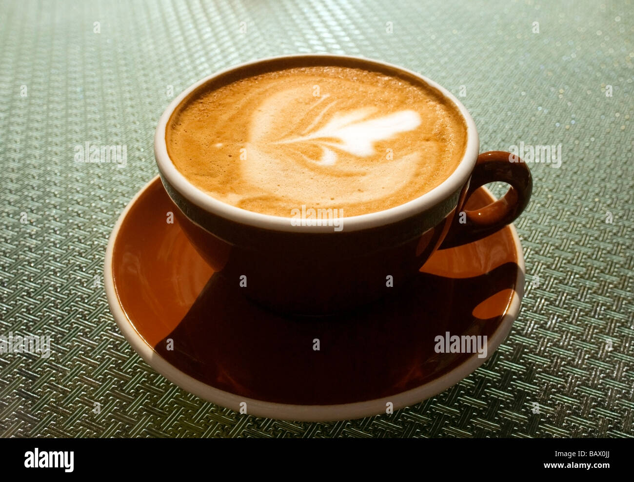 Una sola tazza di caffè , noto in Nuova Zelanda come ' piatto bianco ' COMPLETARE CON DESIGN IN SCHIUMA Foto Stock