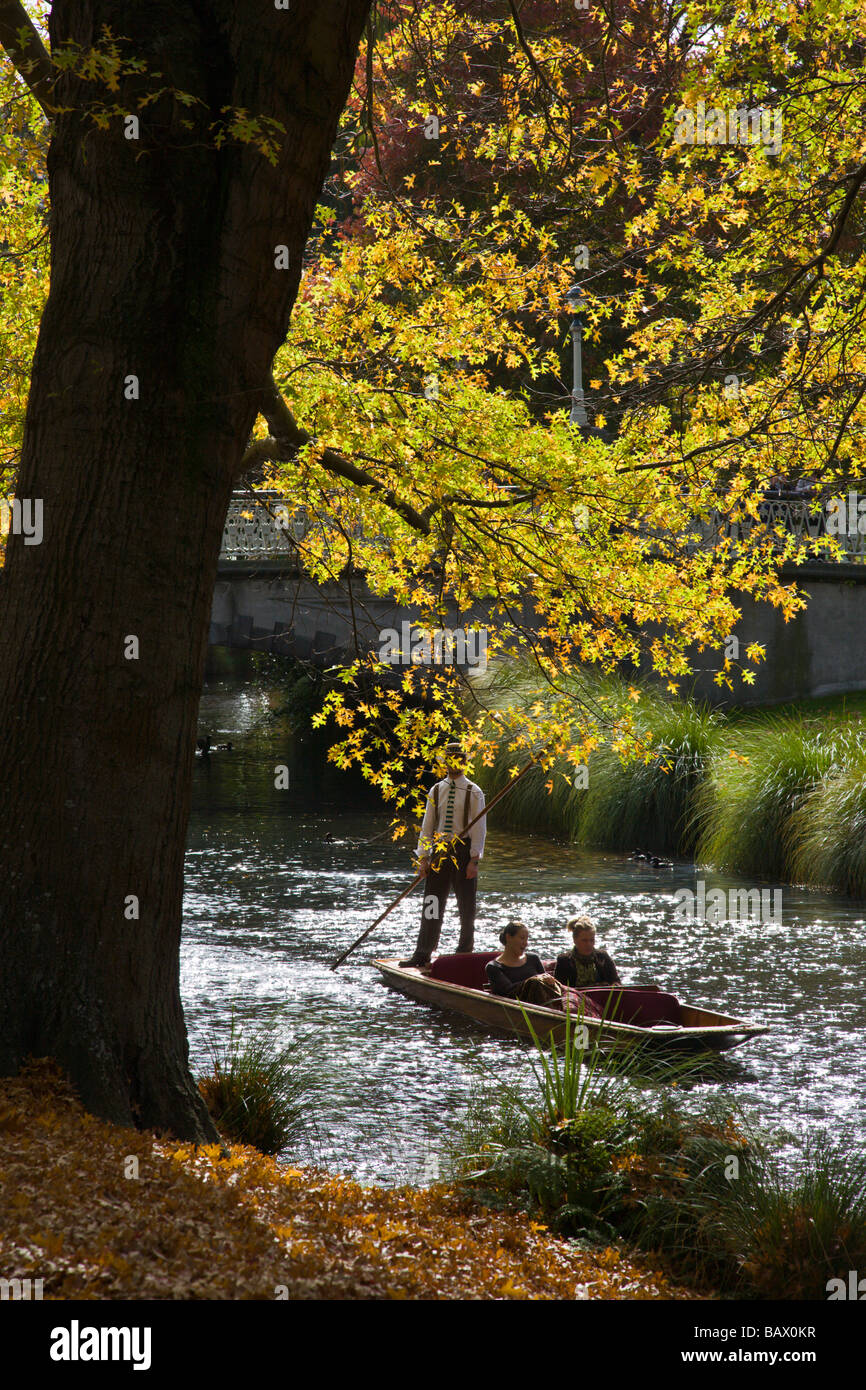 Punting giro sul fiume Christchurch Nuova Zelanda Foto Stock