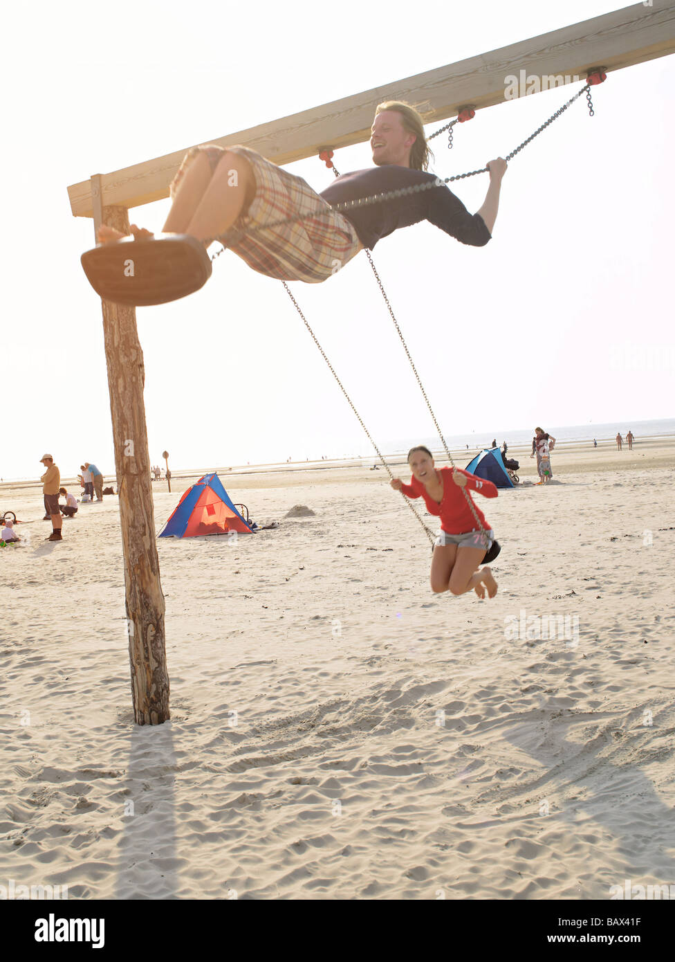 Due giovani swinging in spiaggia Foto Stock