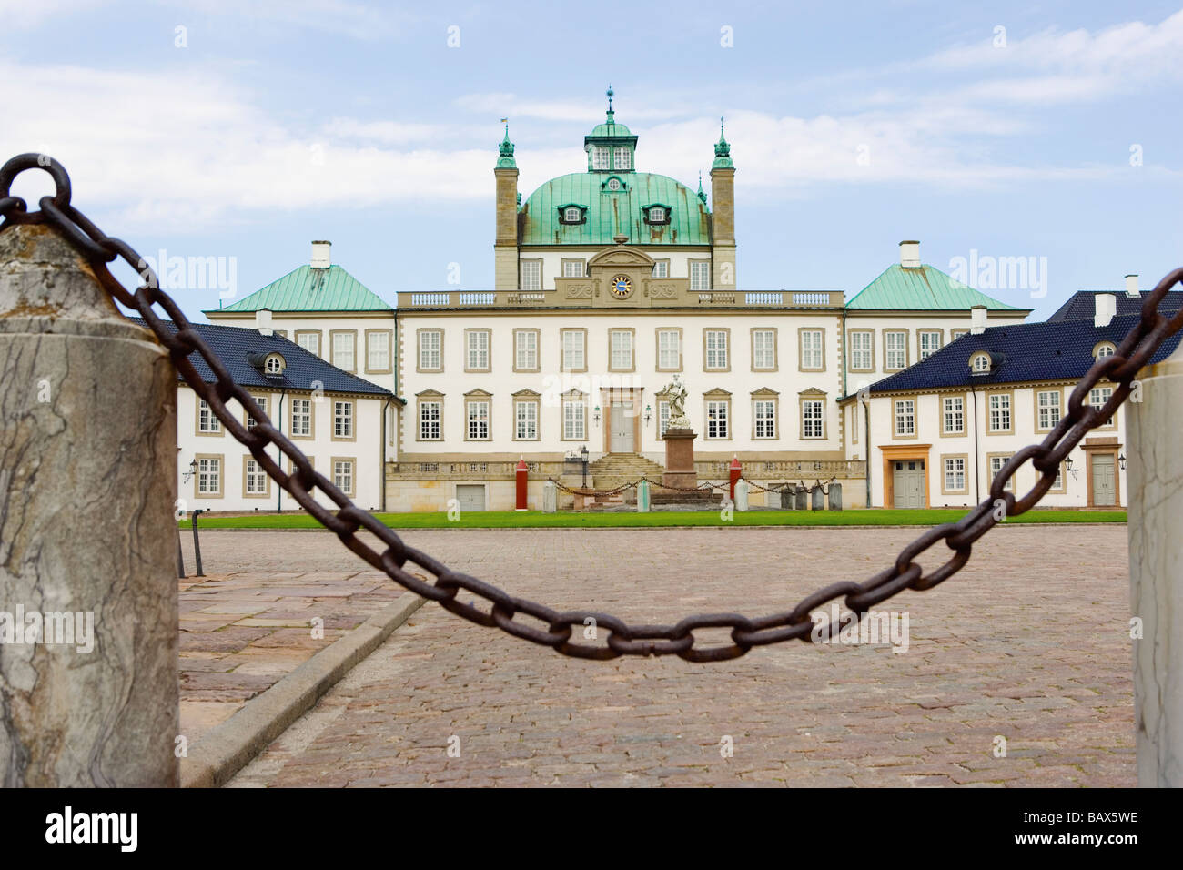 Palazzo Fredensborg, Danimarca; Palazzo dietro il recinto concatenate Foto Stock