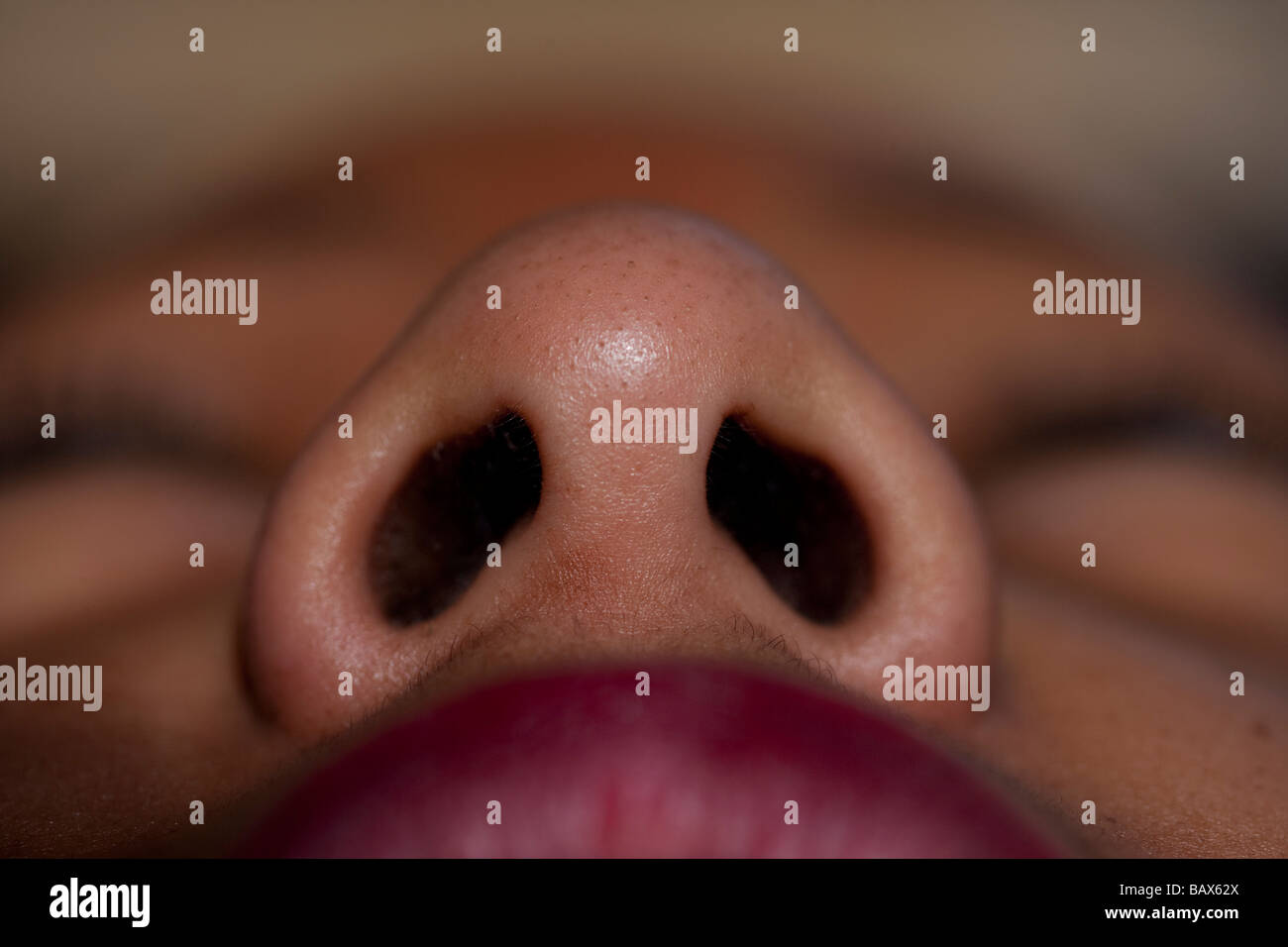 Donna nera del naso e del labbro superiore il colpo da sotto Foto Stock