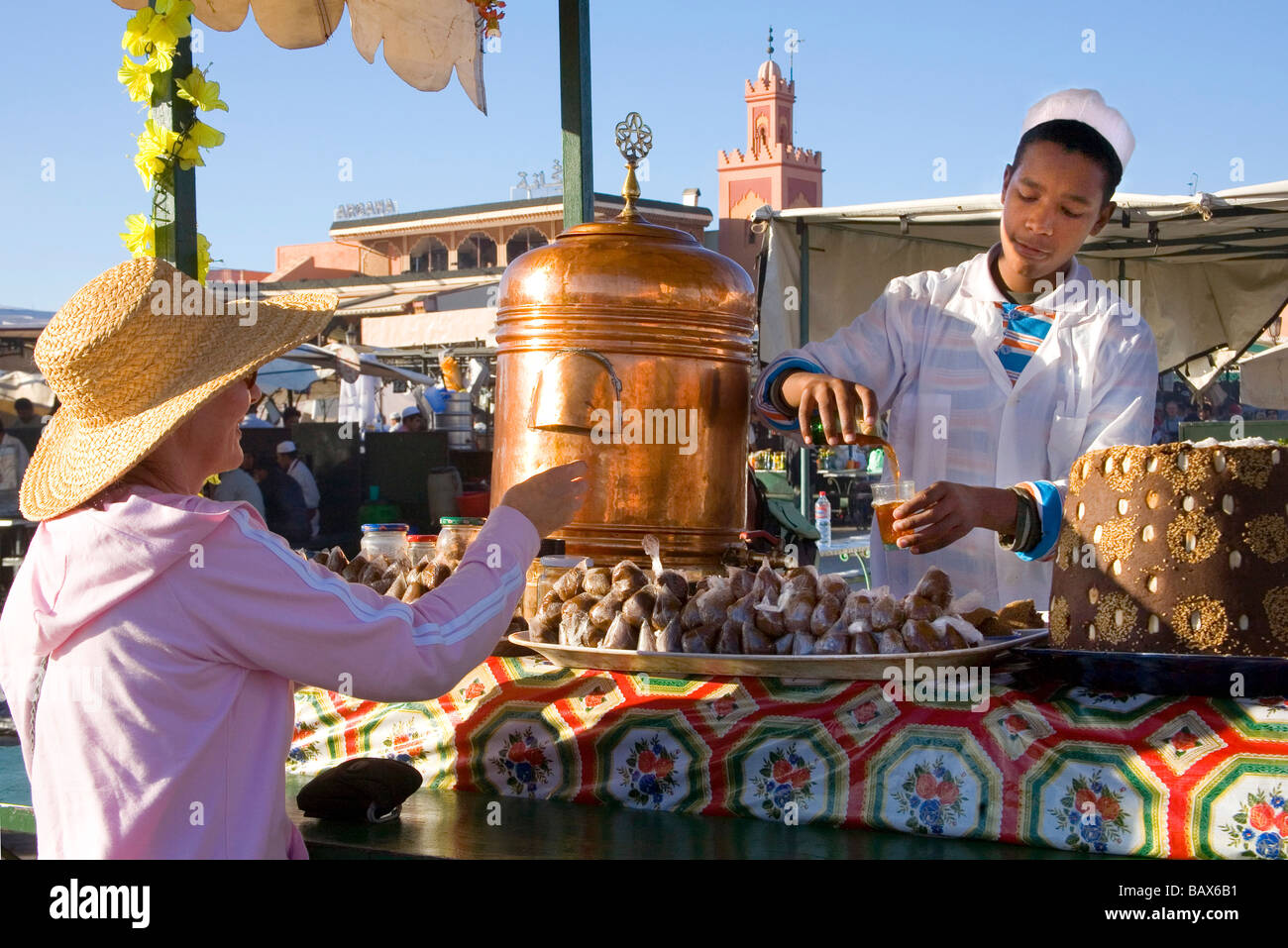 Il tè alla menta in Piazza Jemaa El Fna Marrakech marocco Foto Stock