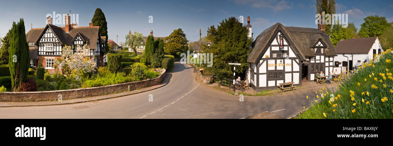 Vista panoramica della White Lion Inn e il villaggio di Barthomley in primavera, Cheshire, Inghilterra, Regno Unito Foto Stock