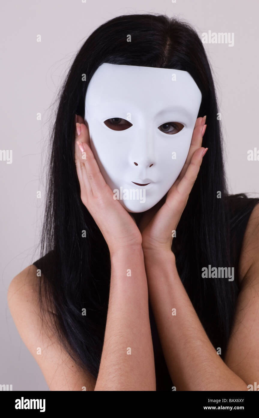 Donna che indossa una maschera bianca Foto stock - Alamy