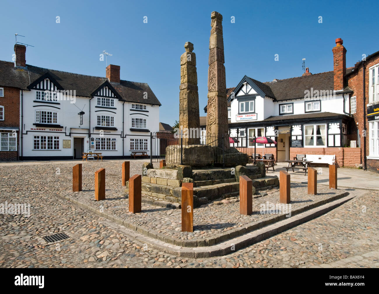 L Antico Sassone attraversa in luogo di mercato, Sandbach, Cheshire, Inghilterra, Regno Unito Foto Stock